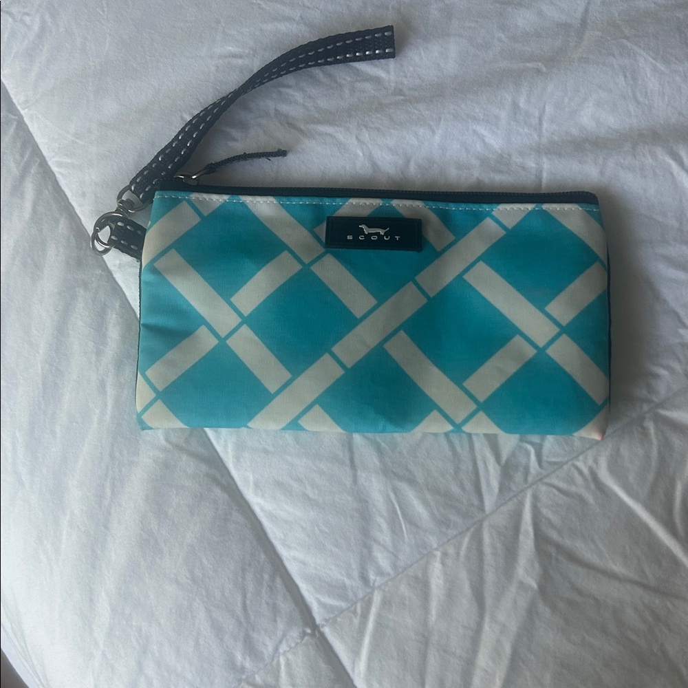 Scout Kate Turquoise and White Chain Pattern Wristlet